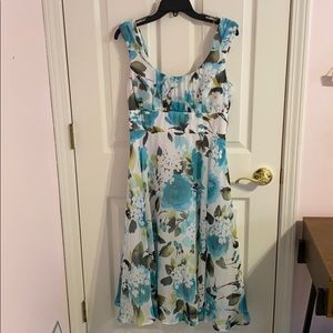 NWT BEAUTIFUL FLOWY DRESS